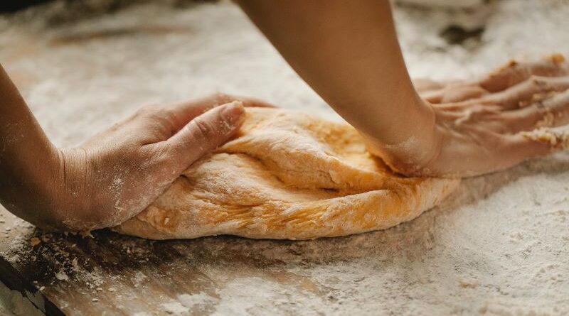 pão caseiro: amassar a massa